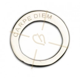ring 38 met inscriptie "Carpe Diem"